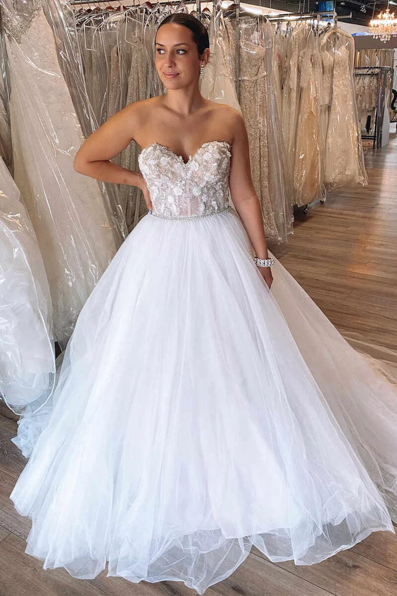 Vestido de novia largo de corte A con escote en forma de corazón y apliques